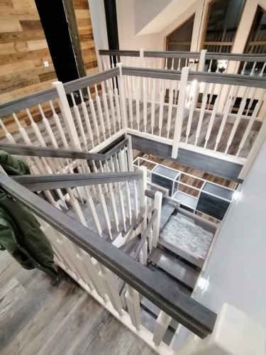 Лестница с покраской и металлические стеллажи 